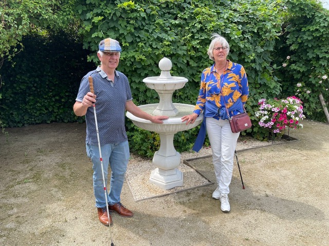 Berend en begeleidster Karla poseren bij de fontein