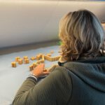 Werken onder de verlichting bij het werkblad in de crearuimte