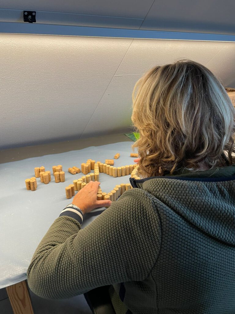 Werken onder de verlichting bij het werkblad in de crearuimte