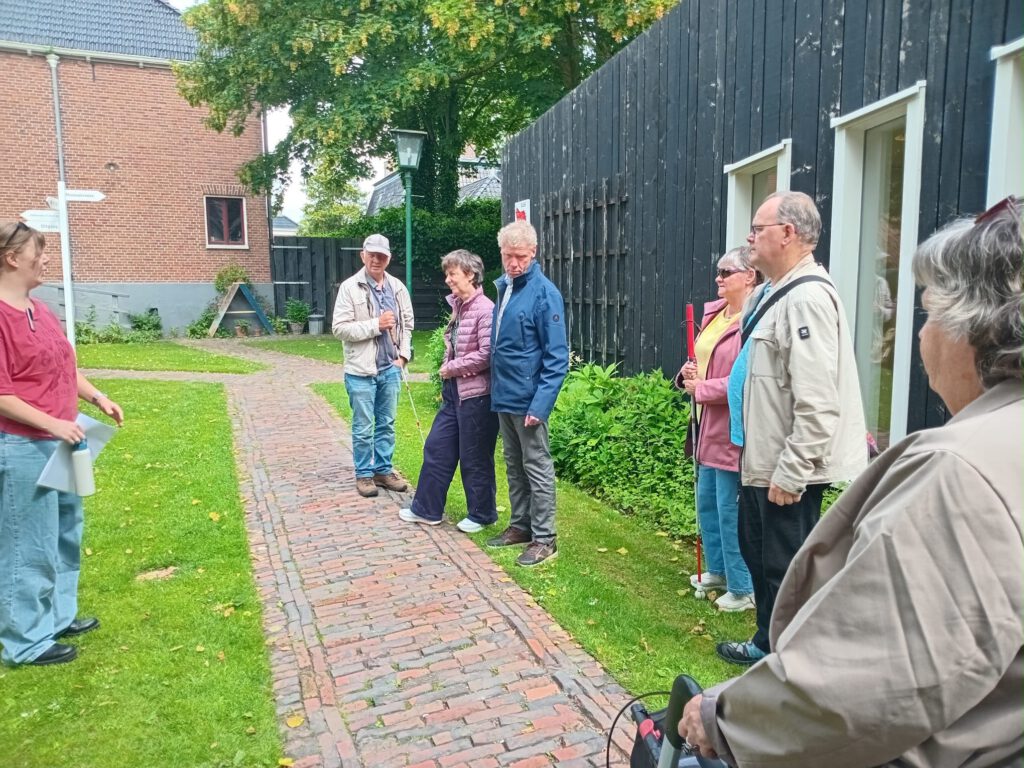 De gids geeft ons informatie over het museum