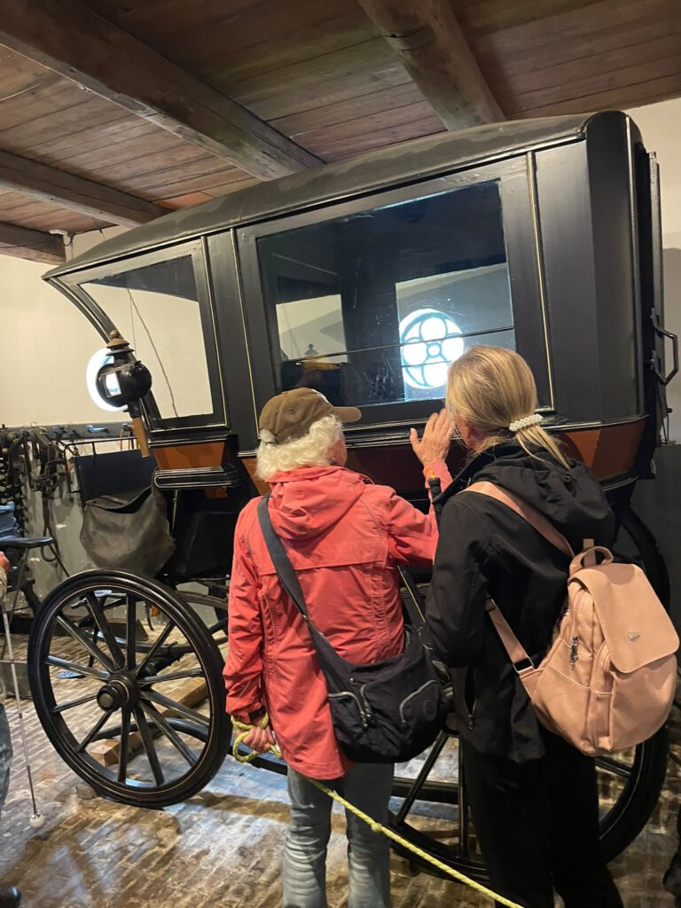Anneke voelt aan de koets